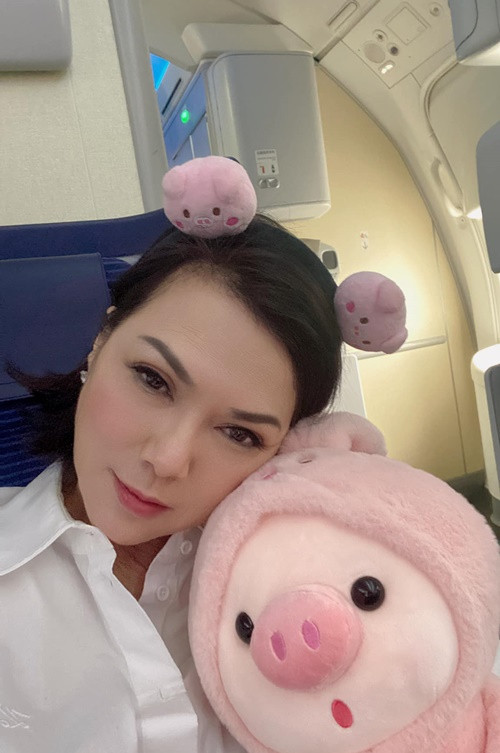 Phương Loan vẫn duy trì thói quen ôm gấu bông hình heo. Sinh thời, nghệ sĩ Chí Tài thường tặng vợ heo nhồi bông.