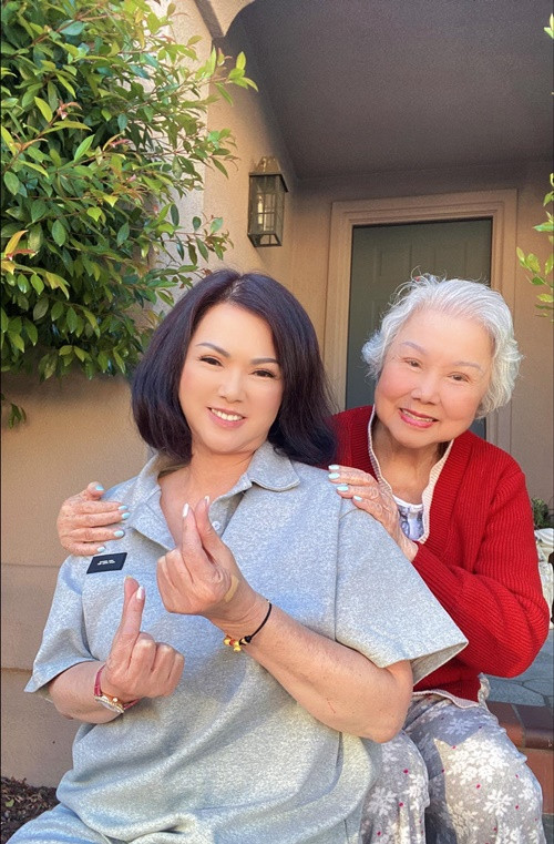 Phương Loan thường xuyên cùng các thành viên gia đình tụ tập. Thi thoảng, cả gia đình nữ ca sĩ đi du lịch.