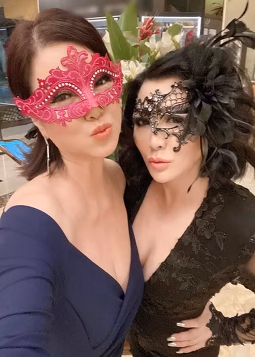 Nghệ sĩ thân thiết nhất với Phương Loan ở Mỹ trong 5 năm qua là ca sĩ Trizzie Phương Trinh.