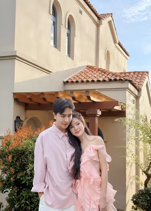 Khi Thu Thủy quay MV năm 2024, Kin Nguyễn mất nhiều ngày giúp vợ tìm ra những cánh đồng hoa, cây cầu săn mây tuyệt đẹp để làm bối cảnh sản phẩm âm nhạc.