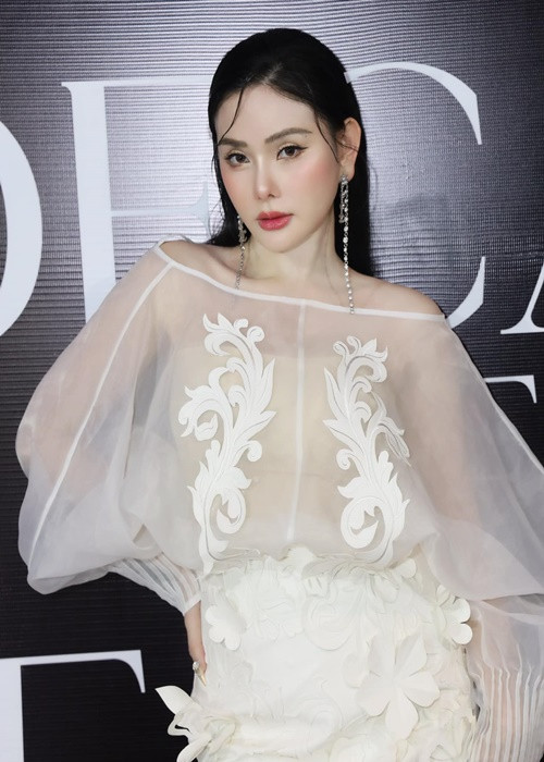 Thu Thủy diện váy áo xuyên thấu tham gia một sự kiện.