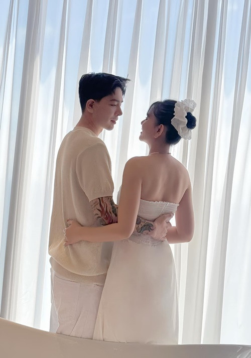 Thu Thủy chia sẻ trên Vietnamnet, Kin Nguyễn luôn thể hiện tình cảm dành cho cô như ra đường nắm tay, thích mặc đồ cùng tông, viết cụm từ "I love you" lên đồ vật xung quanh, ngẫu hứng tặng quà cho vợ.