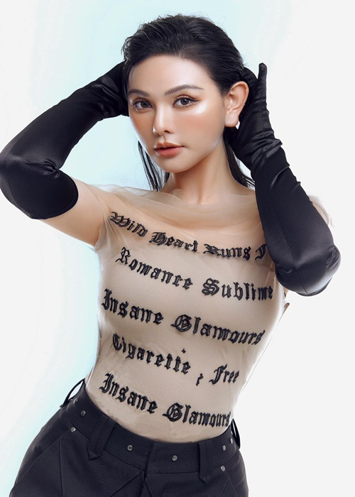 Nữ ca sĩ được chồng kém 10 tuổi ủng hộ mặc gợi cảm.