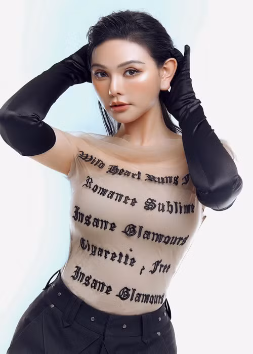 Nữ ca sĩ được chồng kém 10 tuổi ủng hộ mặc gợi cảm.