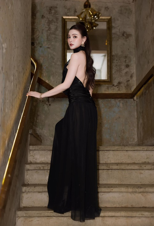 “Mình quyết định “dao kéo” chỉ đơn giản là do mong muốn có được một chiếc mũi xinh, cao, tây. Có thể trong thời điểm này mọi người thích gương mặt cũ của Thu Thủy hơn, hoặc một số bạn lại rất thích diện mạo của mình hiện tại, nhưng dù thế nào thì Thu Thuỷ cũng không quá quan tâm”, Thu Thủy chia sẻ trên Thời Đại Plus.