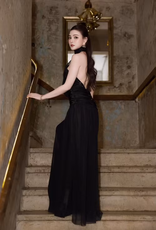 “Mình quyết định “dao kéo” chỉ đơn giản là do mong muốn có được một chiếc mũi xinh, cao, tây. Có thể trong thời điểm này mọi người thích gương mặt cũ của Thu Thủy hơn, hoặc một số bạn lại rất thích diện mạo của mình hiện tại, nhưng dù thế nào thì Thu Thuỷ cũng không quá quan tâm”, Thu Thủy chia sẻ trên Thời Đại Plus.