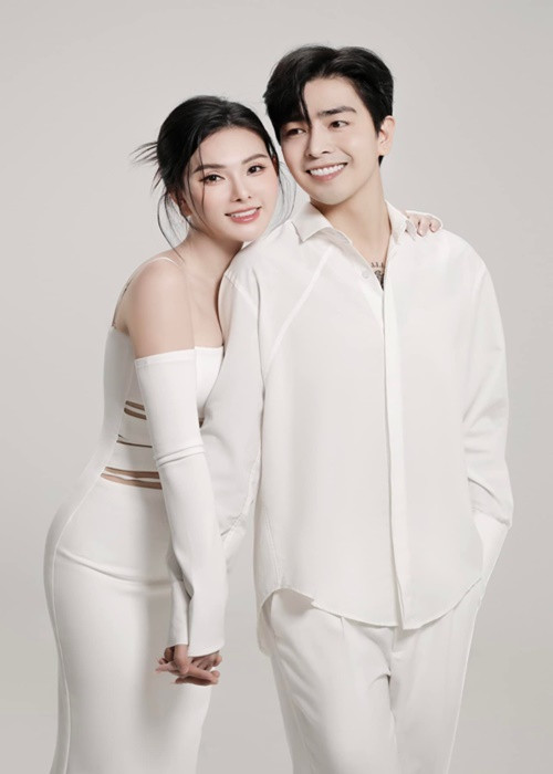 Sở hữu vẻ đẹp không tuổi, nữ ca sĩ trông đẹp đôi với chồng kém 10 tuổi.