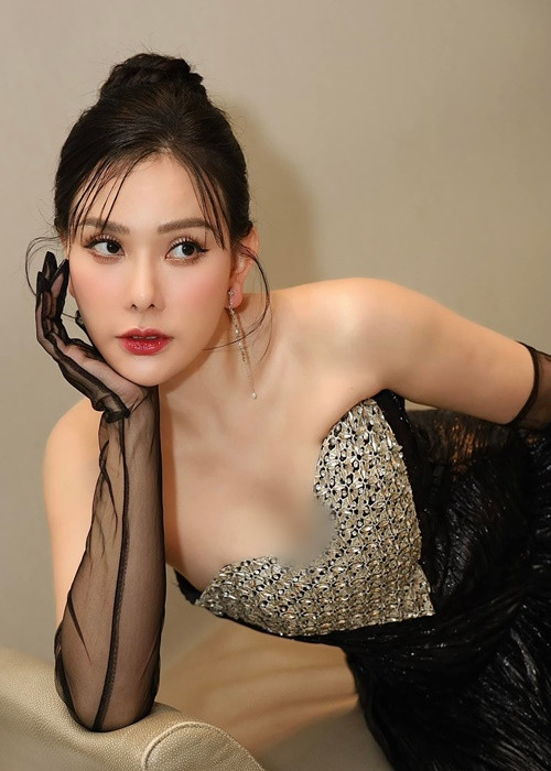 Bà mẹ hai con mặc o ép vòng một khi tham gia chương trình.