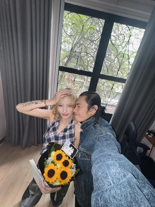 Bạn gái Quang Đăng chia sẻ: "5 năm đồng hành, bên nhau mãi mãi. Chúc mừng anh đã thành 5 năm thanh xuân của em". Ảnh: Yee Pink.