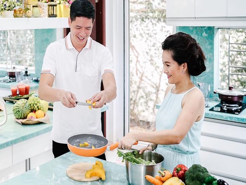 Bình Minh còn phụ giúp vợ đại gia nấu ăn.