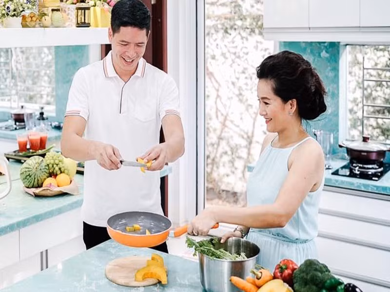 Bình Minh còn phụ giúp vợ đại gia nấu ăn.