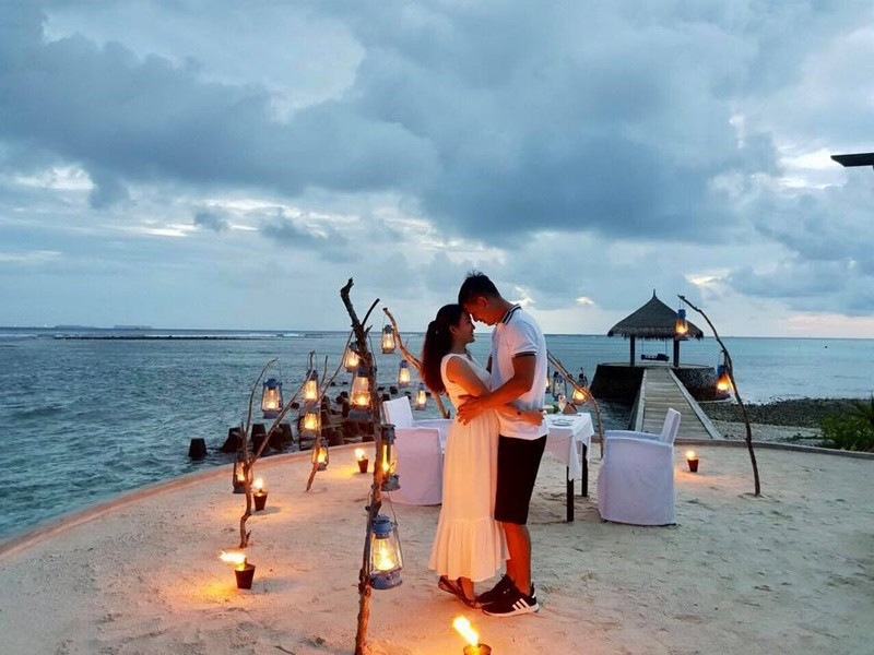 Bình Minh dành nhiều lời có cánh cho Anh Thơ. “Cảm ơn bà xã - một người vợ ấm áp, người luôn lan tỏa năng lượng tích cực, bạn tốt, tri kỷ của mình”, nam diễn viên từng viết.