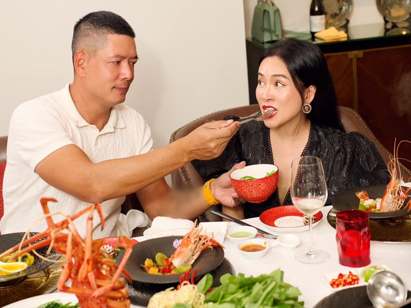  Diễn viên Bình Minh chiều chuộng doanh nhân Anh Thơ. Mới đây, dự tiệc tất niên, anh đút cho vợ ăn.