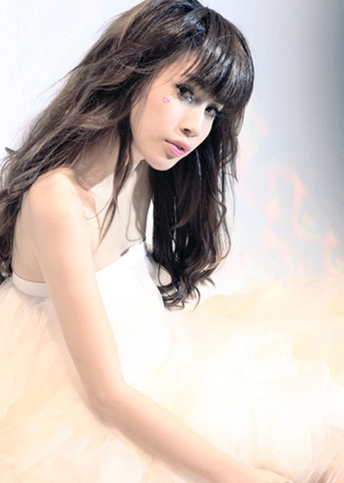 Nữ ca sĩ sinh năm 1985 dần trở nên xinh đẹp, quyến rũ theo thời gian. Ảnh: Znews.