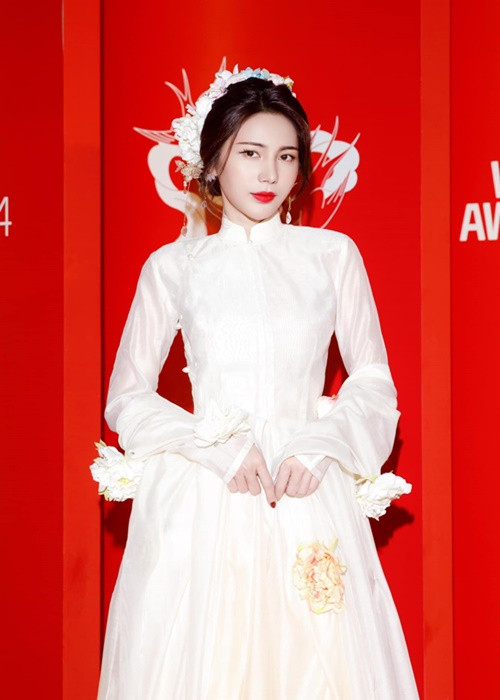 Mới đây, tham gia một sự kiện, nữ ca sĩ để lộ gương mặt có phần khác lạ. Ảnh: FB Thủy Tiên.