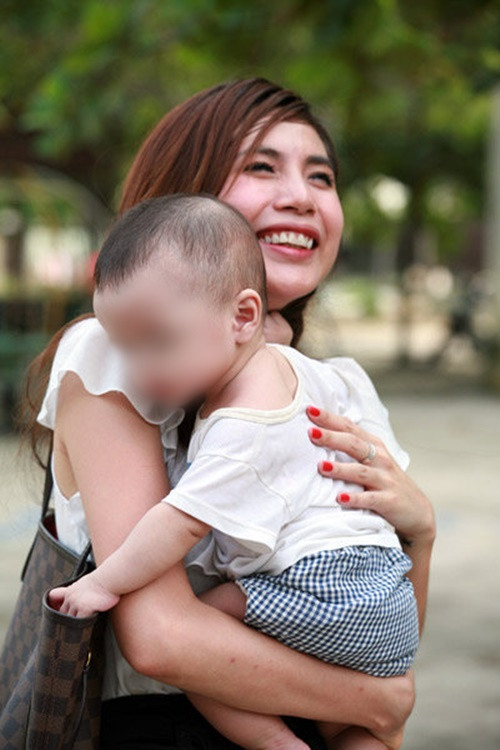 Thời điểm năm 2009, gương mặt của Thủy Tiên khá bầu bĩnh, cằm chẻ, mũi kém thon. Ảnh: FB Thủy Tiên.