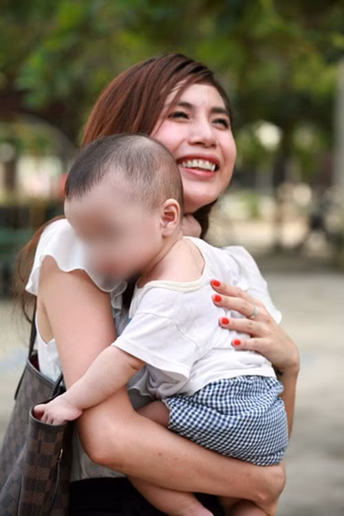 Thời điểm năm 2009, gương mặt của Thủy Tiên khá bầu bĩnh, cằm chẻ, mũi kém thon. Ảnh: FB Thủy Tiên.