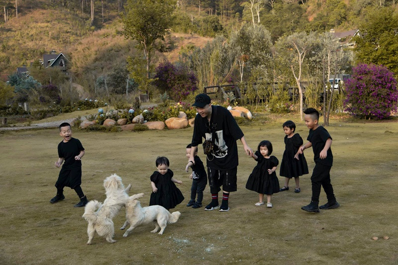 Đỗ Mạnh Cường rất chiều chuộng các con. Anh cho các con theo học tại trường song ngữ quốc tế từ mầm non cho đến hết cấp 3 với mức học phí mầm non, tiểu học khoảng 120 triệu/năm/bé, cấp 3 khoảng hơn 200 triệu/năm/bé.