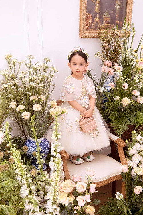 Đỗ Mạnh Cường dành nhiều thời gian may trang phục riêng cho các con.