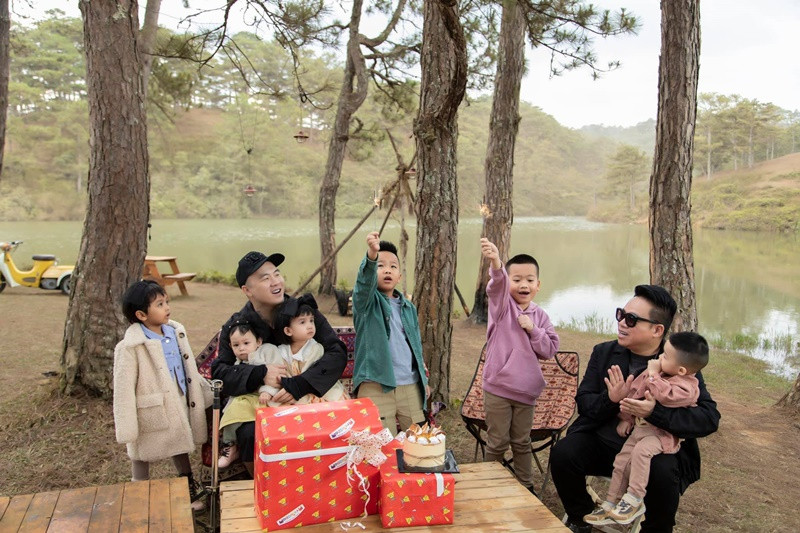 Đỗ Mạnh Cường thường xuyên cho các con đi du lịch nghỉ dưỡng.