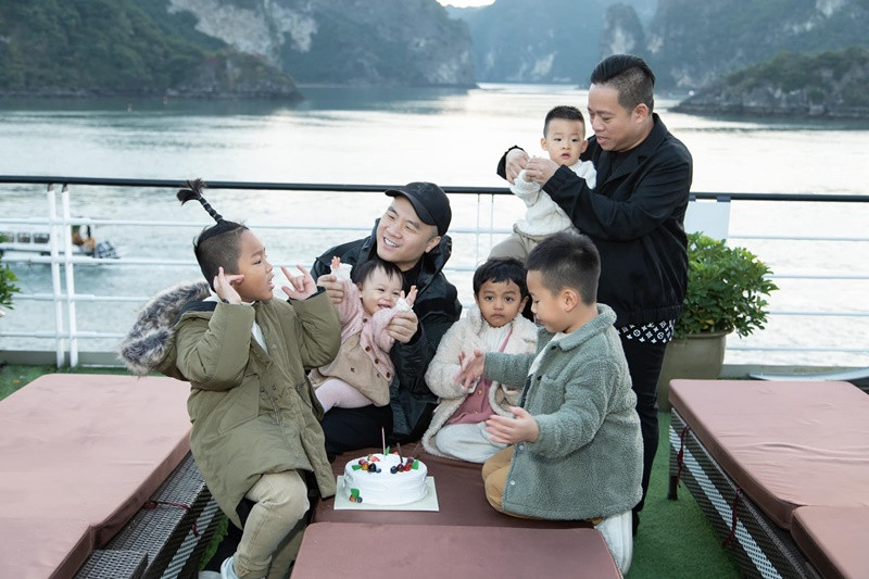 Nhóc tì nhà Đỗ Mạnh Cường đón tuổi mới trong một chuyến du lịch.