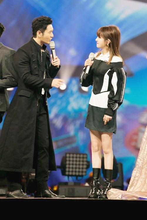 Trên báo chí, Huỳnh Hiểu Minh cho biết, anh không tiếp xúc nhiều với Triệu Vy. Hành động “quay lưng” của Huỳnh Hiểu Minh với Triệu Vy khiến nhiều người bất ngờ. Ảnh: Thời Đại Plus.