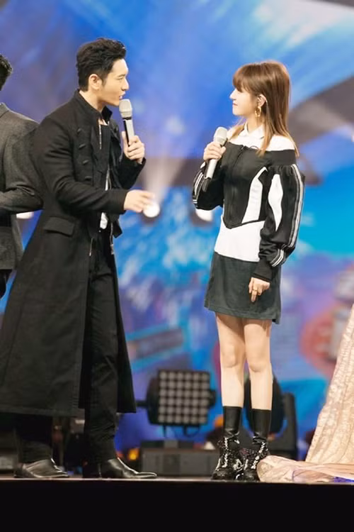 Trên báo chí, Huỳnh Hiểu Minh cho biết, anh không tiếp xúc nhiều với Triệu Vy. Hành động “quay lưng” của Huỳnh Hiểu Minh với Triệu Vy khiến nhiều người bất ngờ. Ảnh: Thời Đại Plus.