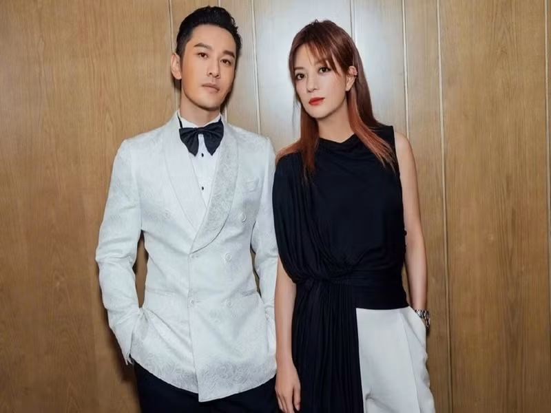 Năm 2021, Triệu Vy bị phong sát ngầm khi bị xóa tên trong loạt dự án nghệ thuật trước đây. Phía Huỳnh Hiểu Minh cũng nhanh chóng xóa ảnh chung với Triệu Vy. Ảnh: Weibo.