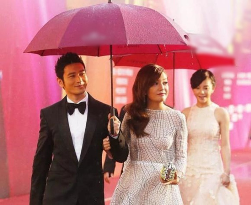 Triệu Vy và Huỳnh Hiểu Minh vẫn duy trì mối quan hệ bạn bè đồng nghiệp thân thiết sau khi ra trường. Ảnh: Thương Hiệu và Pháp Luật.