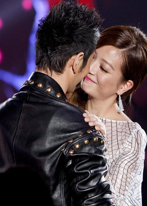 Triệu Vy công khai ly hôn doanh nhân Huỳnh Hữu Long vào cuối năm 2024. Huỳnh Hiểu Minh ly hôn Angelababy vào năm 2022 và đang hẹn hò Diệp Kha. Ảnh: Elle.