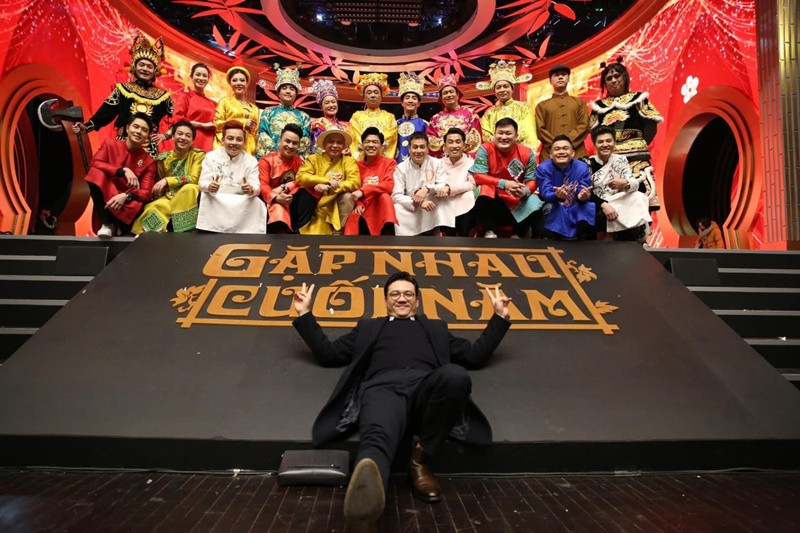 Năm 2024, “Táo Giao thông” Bá Anh cho biết: “Người áp lực, vất vả nhất là đạo diễn Khải Anh, đạo diễn Đỗ Thanh Hải. Họ vừa phải duy trì tinh thần của Táo Quân, vừa tìm cách làm mới, lạ để phục vụ khán giả. Đạo diễn Khải Anh làm việc từ trước lúc diễn viên đến trường quay, đêm muộn mới về”. Ảnh: FB Khải Anh.