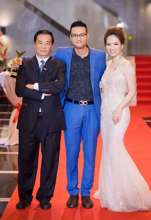 “Sau đó, Khải Anh đi làm thư ký, trợ lý thậm chí dọn dẹp cho các đoàn phim ở Trung tâm Sản xuất phim truyền hình VFC. Sau đó 4-5 năm đi học các khóa đào tạo ở nước ngoài rồi thi vào VFC trúng tuyển”, nghệ sĩ Khải Hưng chia sẻ. Ảnh: Gia Đình Xã Hội.