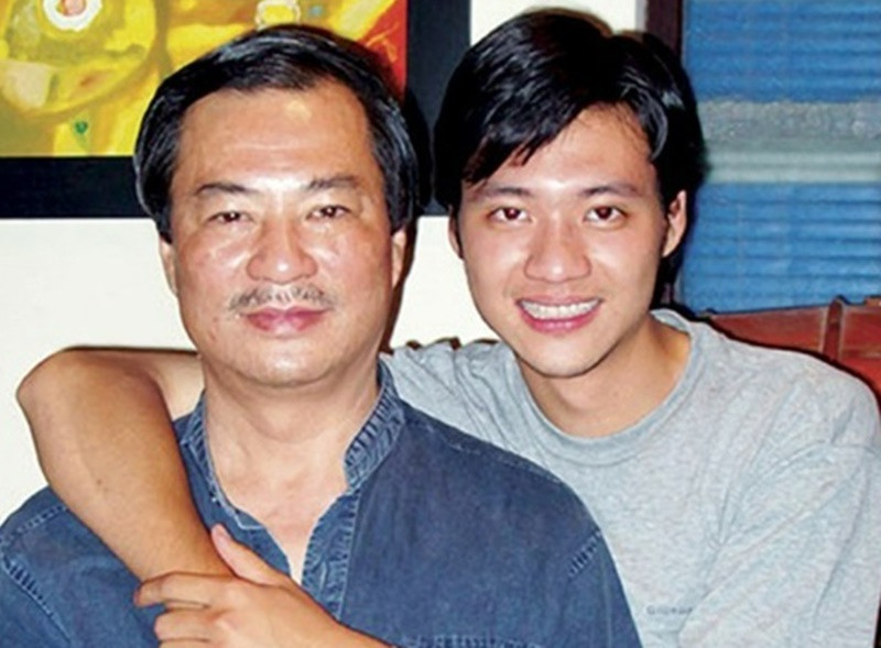 Khải Anh chính là con trai nghệ sĩ Khải Hưng. Trong cuộc phỏng vấn với Vietnamnet, nghệ sĩ Khải Hưng cho biết, từ khi học cấp 2, Khải Anh đã đi theo ông chạy việc ở đoàn phim. Lớn lên, Khải Anh thi đỗ vào trường Sân khấu điện ảnh. Ảnh: Gia Đình Xã Hội.