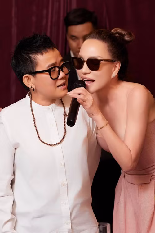 Tháng 2/2022, Thanh Hà và Roland hủy hôn. “Vì lý do riêng tư tôi và Roland không còn gắn bó với nhau nữa, hiện cả hai xem nhau như đồng nghiệp”, Thanh Hà viết trên trang cá nhân. Tháng 9/2022, Thanh Hà làm đám cưới với Phương Uyên. Ảnh: FB Thanh Hà.