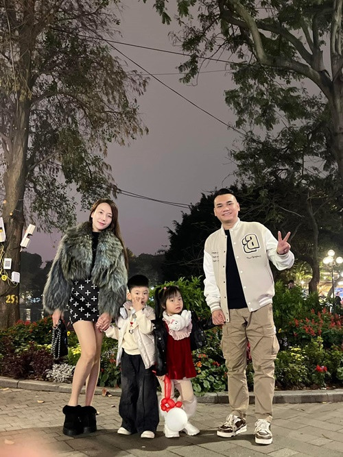 Cặp đôi tập trung dạy dỗ, chăm sóc hai con. Ảnh: FB Khắc Việt.