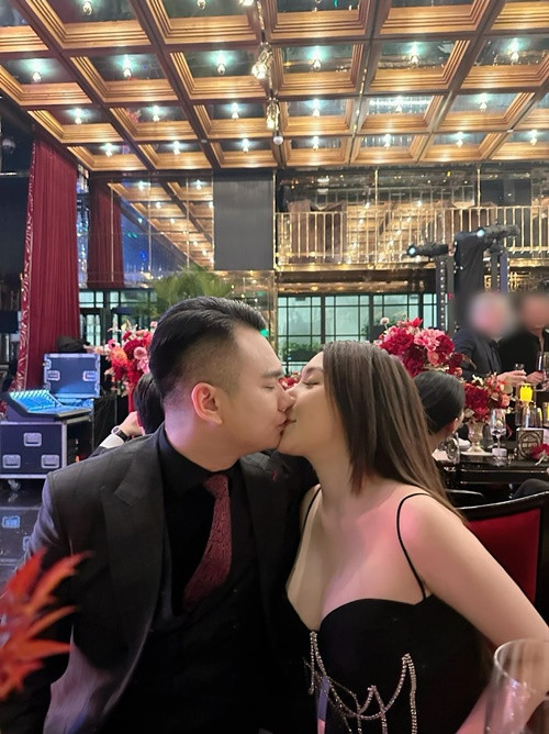 Vợ chồng Khắc Việt không ngần ngại tình tứ nơi đông người. Ảnh: FB Khắc Việt.