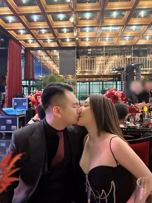 Vợ chồng Khắc Việt không ngần ngại tình tứ nơi đông người. Ảnh: FB Khắc Việt.