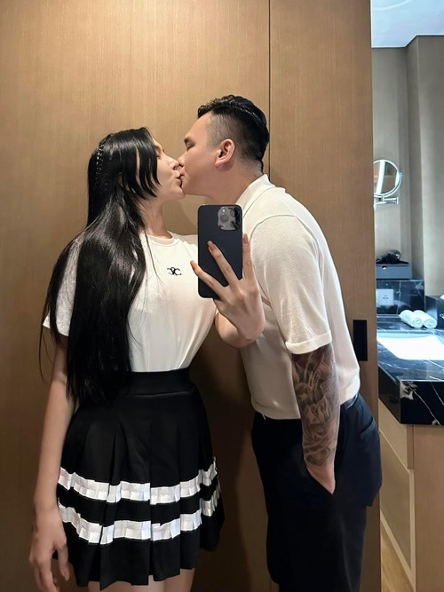 Nữ DJ khoe lấy chồng sướng như bà hoàng. "Lấy chồng sướng lắm. Mình bây giờ tự dưng có người sống chung vui lắm, ốm có người đi mua cháo cho ăn, tối ngủ thì có người ôm, xong còn có người để sai vặt... đi đâu việc gì mình cũng chồng ơi chồng ơi, giờ câu thần chú của mình là "chồng ơi" luôn mà", Thảo Bebe viết trên trang cá nhân. Ảnh: FB Khắc Việt.