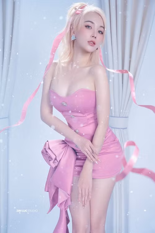 Vợ Khắc Việt sở hữu ngoại hình nổi bật. Cô có số đo ba vòng 100 - 62 - 94 cm cùng gương mặt xinh đẹp. Ảnh: FB Thảo Bebe.