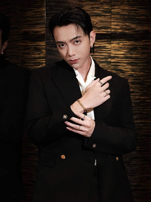 Năm 2021, chia sẻ trên Vietnamnet, Soobin Hoàng Sơn cho biết, ồn ào tình cảm với Hiền Hồ khiến anh suy sụp tinh thần dù đã vào showbiz khá lâu và chuẩn bị tâm lý để chống chọi với sự tấn công của mạng xã hội. Ảnh: FB Soobin Hoàng Sơn.