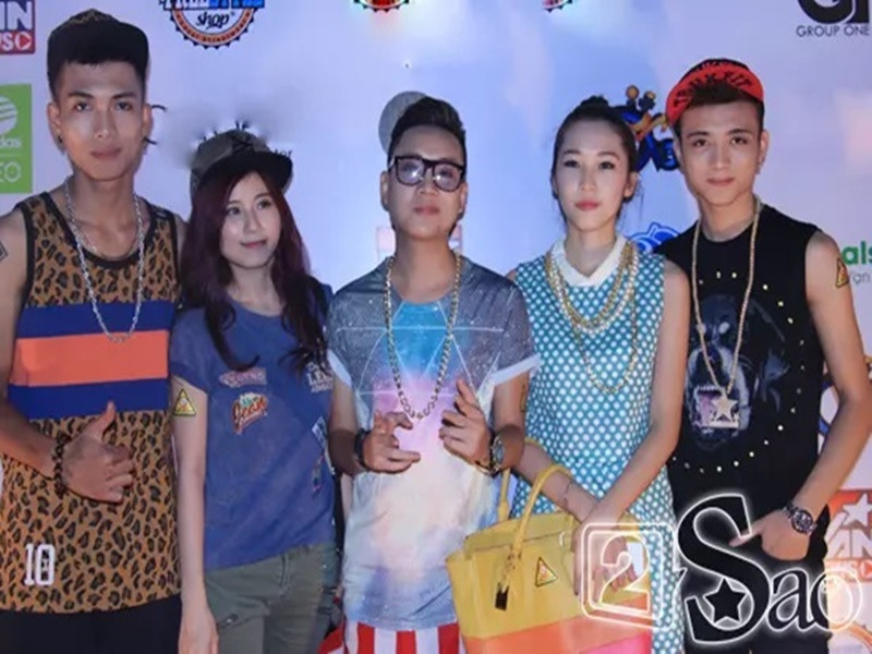 Ca sĩ Soobin Hoàng Sơn từng yêu Emily (thứ hai bên phải). Năm 2013, cặp đôi công khai hẹn hò sau một thời gian yêu nhau. Tuy nhiên, đến năm 2014, Soobin Hoàng Sơn và Emily chia tay. Ảnh: 2sao.