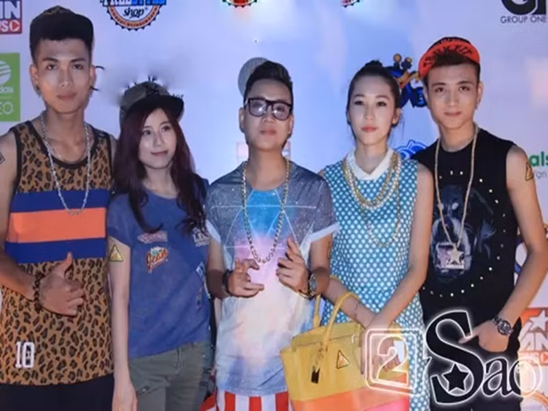 Ca sĩ Soobin Hoàng Sơn từng yêu Emily (thứ hai bên phải). Năm 2013, cặp đôi công khai hẹn hò sau một thời gian yêu nhau. Tuy nhiên, đến năm 2014, Soobin Hoàng Sơn và Emily chia tay. Ảnh: 2sao.