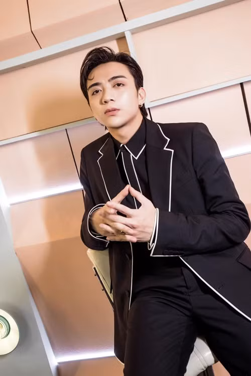 Soobin Hoàng Sơn vướng nghi vấn hẹn hò một cô gái tên N.H.N vào năm 2019. Năm 2019, cả hai không còn để lộ những chi tiết chứng tỏ yêu đương làm dấy nghi vấn cặp đôi đã âm thầm chia tay. Ảnh: FB Soobin Hoàng Sơn.