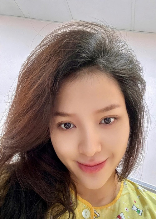 Chỉ cần tô chút son, Phương Trinh Jolie đã rạng rỡ.