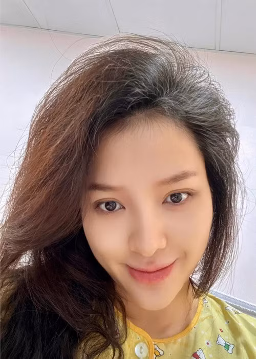 Chỉ cần tô chút son, Phương Trinh Jolie đã rạng rỡ.