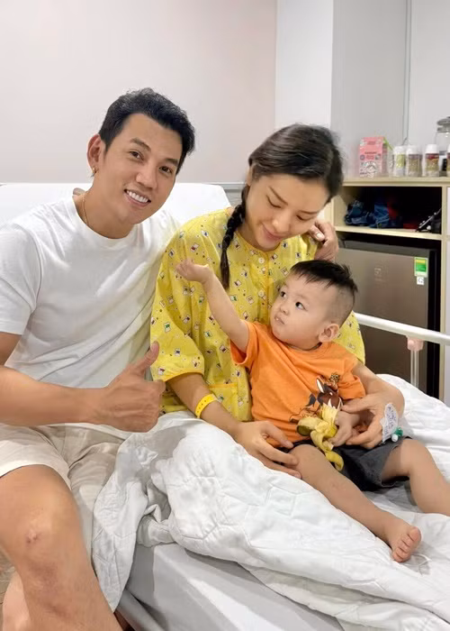 Lý Bình đưa bé Tyga vào thăm Phương Trinh Jolie sau khi cô sinh bé Loka.