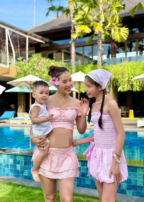 Phương Trinh Jolie thường xuyên du lịch biển trước khi sinh nở. "Tất bật những ngày cuối năm cho xong hết việc để chuẩn bị đón em bé chào đời nhưng mẹ bầu vẫn không quên thư giãn cuối tuần để nạp thêm năng lượng", cô chia sẻ.