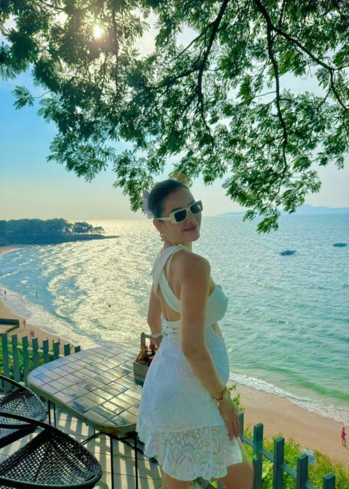 Nữ ca sĩ cho biết, cô đã tập yoga 11 năm bởi vậy mong fan không quá lo lắng khi cô thực hiện các động tác khó như trồng cây chuối dù mang thai.