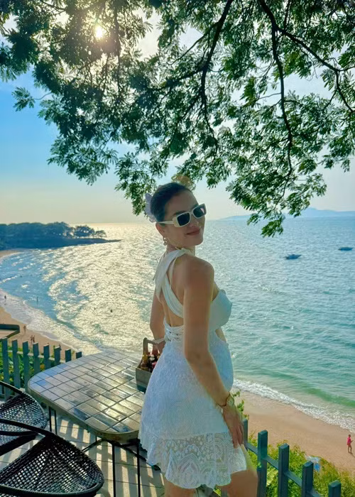 Nữ ca sĩ cho biết, cô đã tập yoga 11 năm bởi vậy mong fan không quá lo lắng khi cô thực hiện các động tác khó như trồng cây chuối dù mang thai.