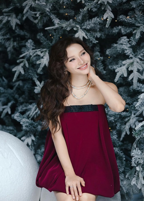 Vợ Lý Bình không tăng cân quá nhiều, giữ được gương mặt, chân tay thon gọn khi bụng bầu vượt mặt.